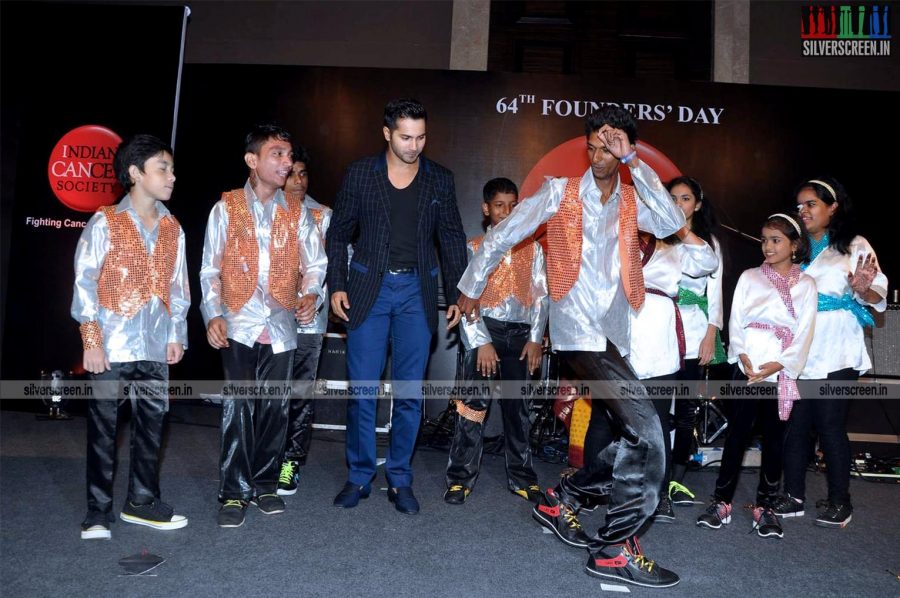 varun-dhawan-at-indian-cancer-society-photos-014.JPG