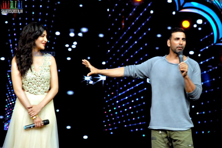 Akshay Kumar and Shruti Haasan Promotes Gabbar is Back on the sets of Zee TV