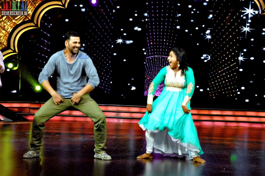 Akshay Kumar and Shruti Haasan Promotes Gabbar is Back on the sets of Zee TV