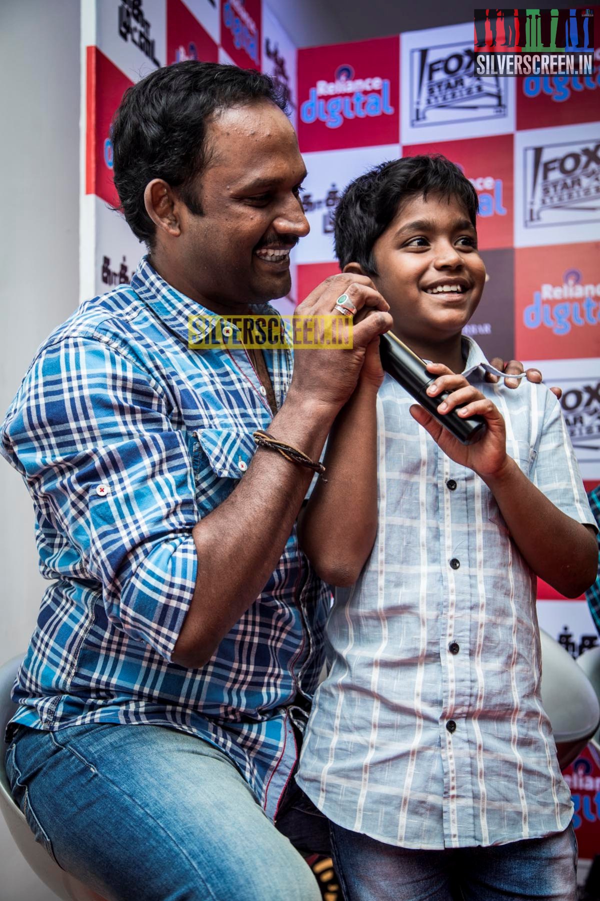 Director Manikandan at Kaakka Muttai Trailer Launch