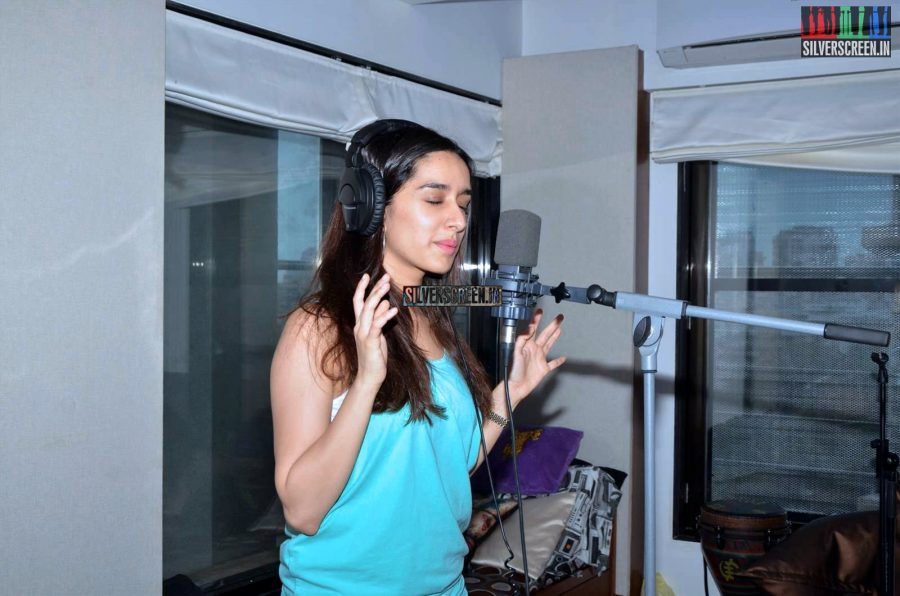 Shraddha Kapoor records an unplugged version of Bezubaan - Phir Se for ABCD 2