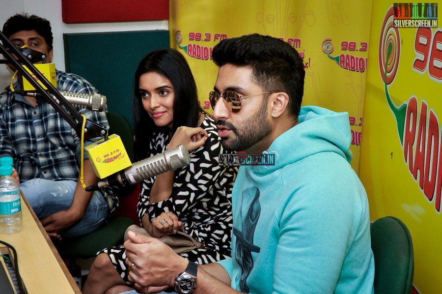 Abhishek Bachchan And Asin Promotes All is Well