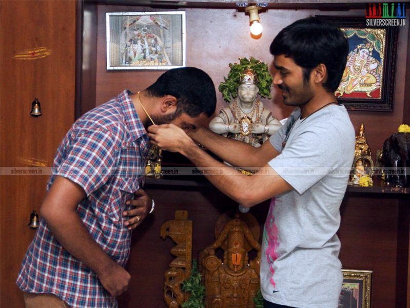 Dhanush Gifts Gold Chains To Maari Team