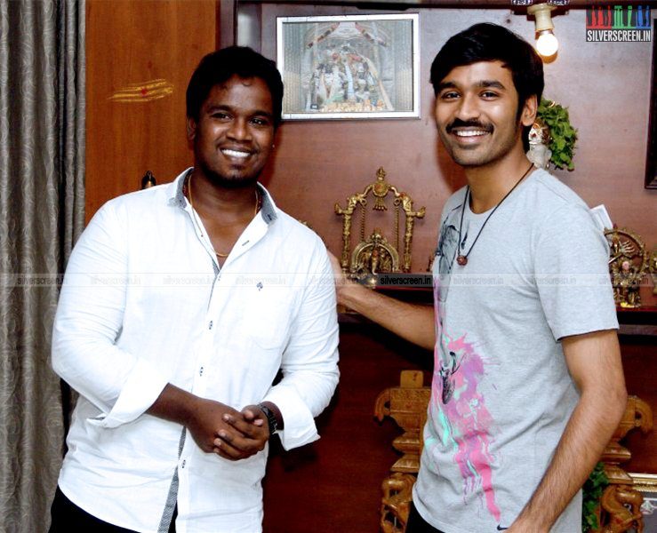 Dhanush Gifts Gold Chains To Maari Team