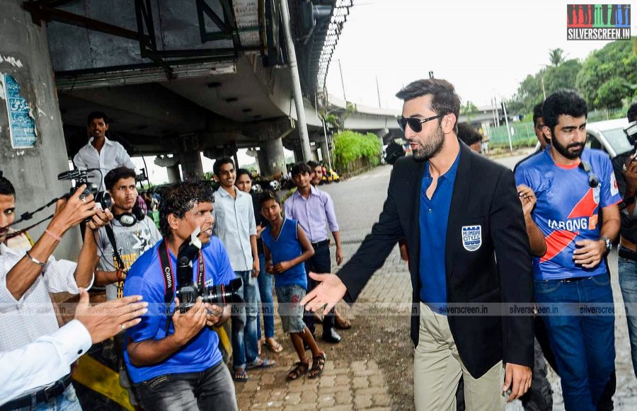 Ranbir Kapoor Presents Raincoats to Mumbai Traffic Police