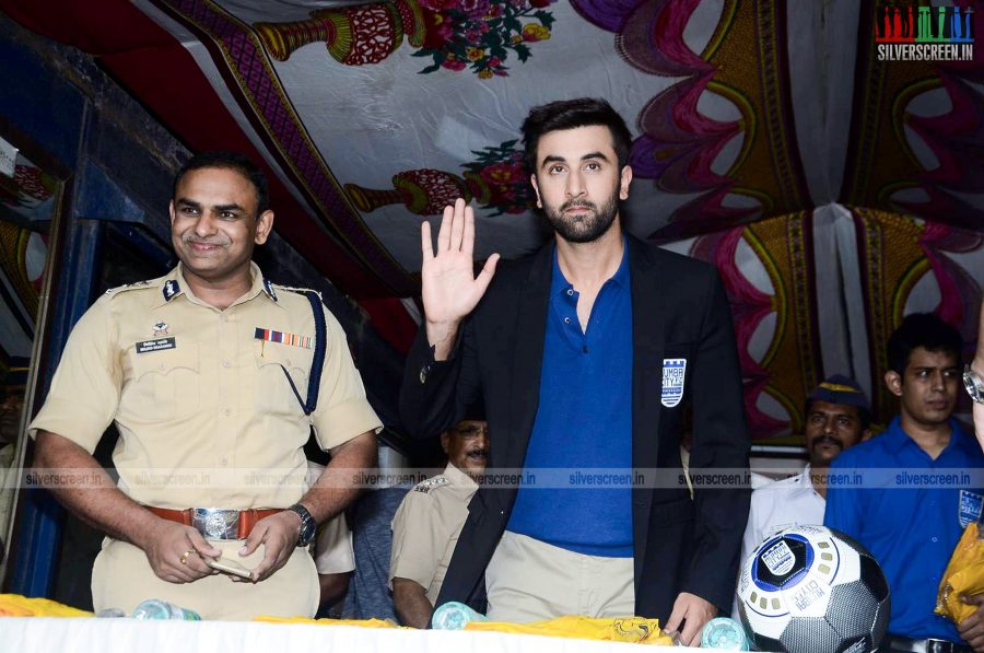 Ranbir Kapoor Presents Raincoats to Mumbai Traffic Police