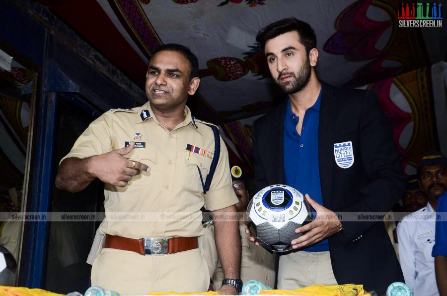 Ranbir Kapoor Presents Raincoats to Mumbai Traffic Police