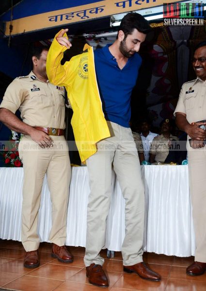 Ranbir Kapoor Presents Raincoats to Mumbai Traffic Police