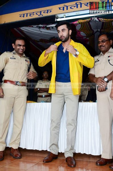 Ranbir Kapoor Presents Raincoats to Mumbai Traffic Police