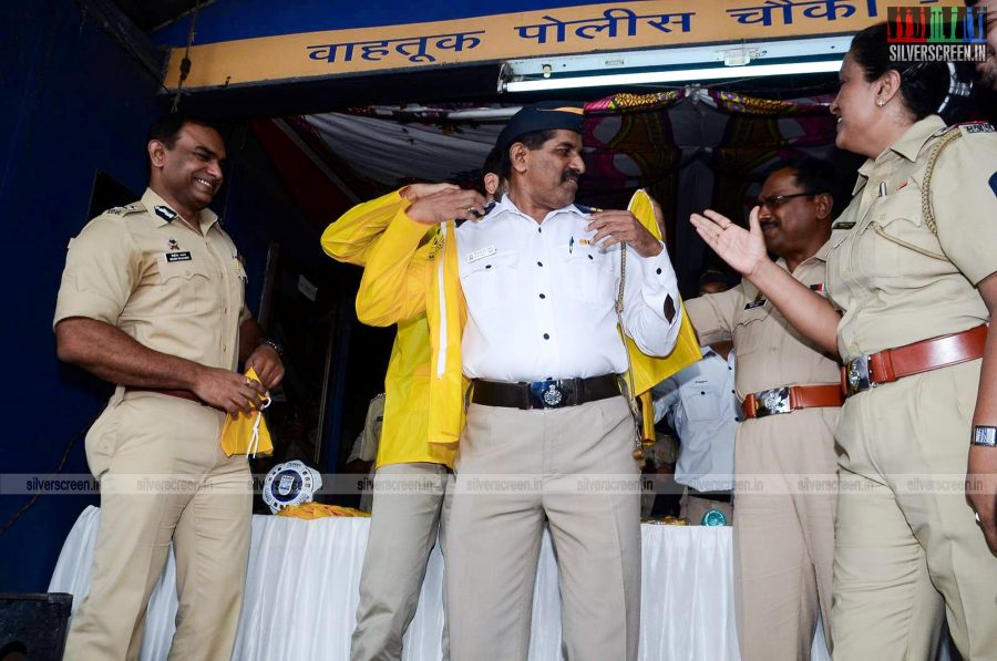 Ranbir Kapoor Presents Raincoats to Mumbai Traffic Police