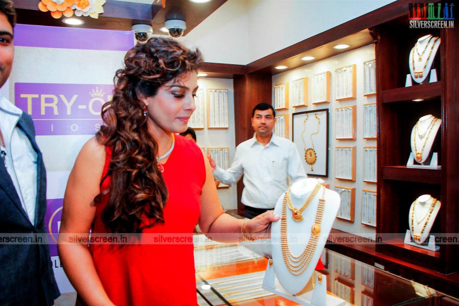 Raveena Tandon launches PNG Try On Feature