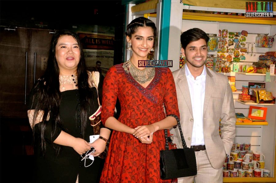 Sonam Kapoor at Aisa Yeh Jahaan Movie Premiere