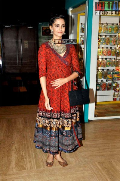 Sonam Kapoor at Aisa Yeh Jahaan Movie Premiere