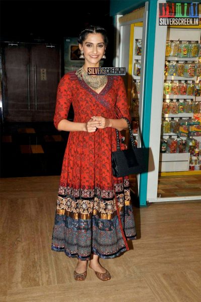 Sonam Kapoor at Aisa Yeh Jahaan Movie Premiere