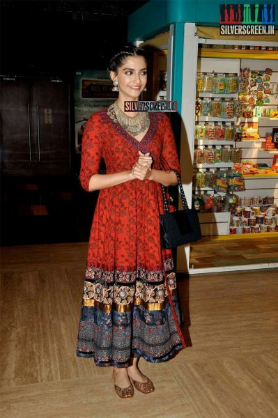 Sonam Kapoor at Aisa Yeh Jahaan Movie Premiere