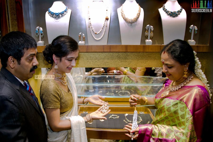 akshara-haasan-at-chennai-diamonds-anna-nagar-showroom-launch-photos-003.jpg