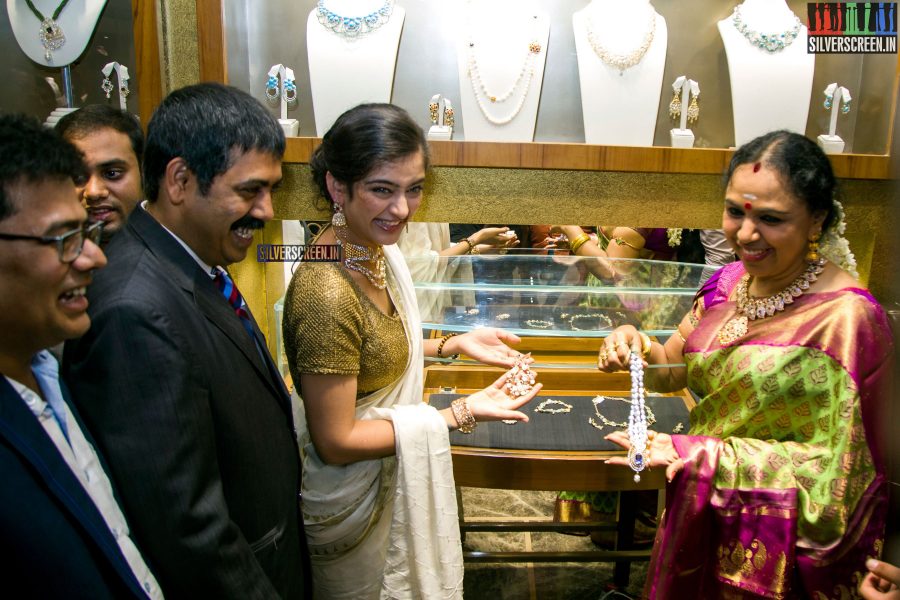 akshara-haasan-at-chennai-diamonds-anna-nagar-showroom-launch-photos-004.jpg