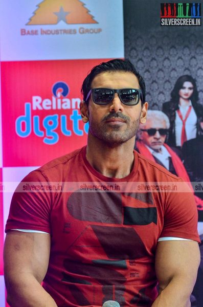 John Abraham & Anil Kapoor Promote Welcome Back at Reliance Digital