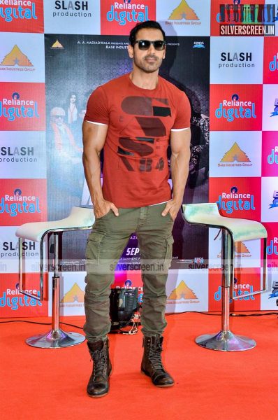 John Abraham & Anil Kapoor Promote Welcome Back at Reliance Digital