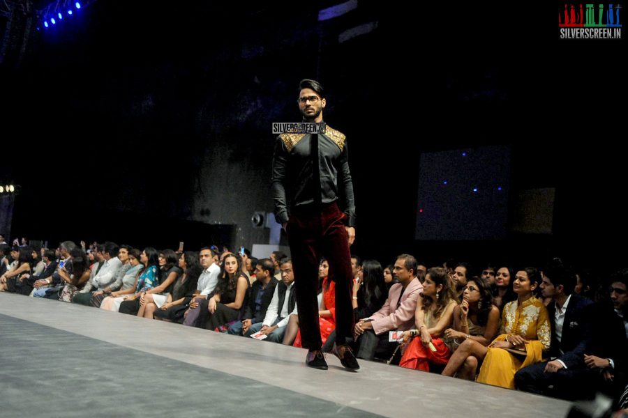 Ranbir Kapoor Walks for Manish Malhotra at LFW Winter Festive 2015