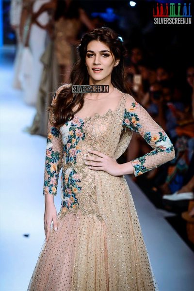 Kriti Sanon Walks for Sonaakshi Raaj at LFW Winter Festive 2015