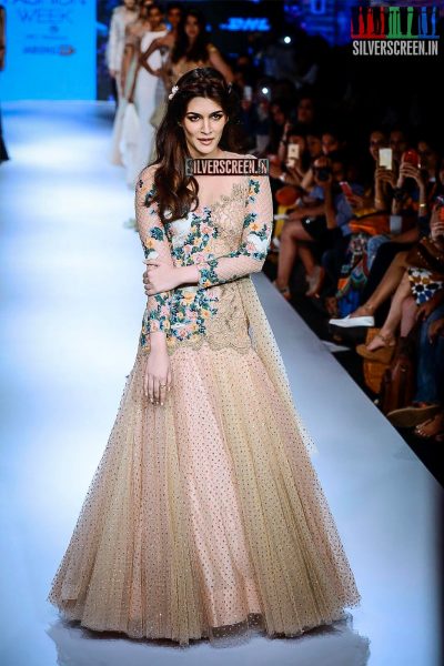 Kriti Sanon Walks for Sonaakshi Raaj at LFW Winter Festive 2015