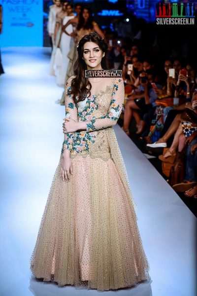 Kriti Sanon Walks for Sonaakshi Raaj at LFW Winter Festive 2015