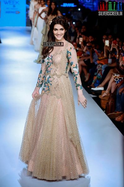 Kriti Sanon Walks for Sonaakshi Raaj at LFW Winter Festive 2015