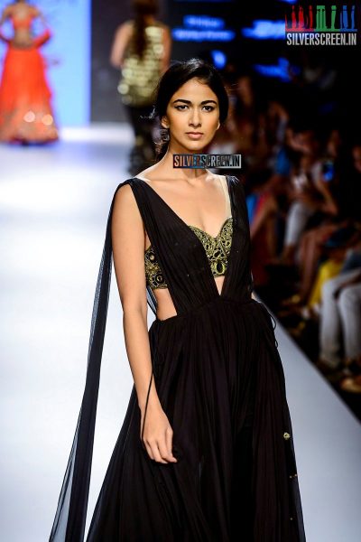 Malaika Arora Khan Walks for Arpita Mehta at LFW Winter Festive 2015