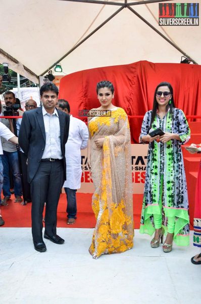 Raveena Tandon Unveils Biggest Laddoo For Andheri Cha Raja