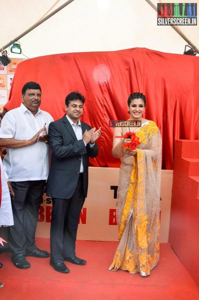 Raveena Tandon Unveils Biggest Laddoo For Andheri Cha Raja