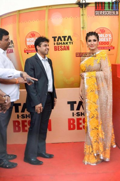 Raveena Tandon Unveils Biggest Laddoo For Andheri Cha Raja