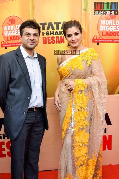 Raveena Tandon Unveils Biggest Laddoo For Andheri Cha Raja