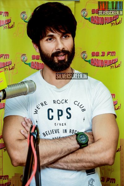 Shahid Kapoor and Alia Bhatt Promote Shaaandar at Radio Mirchi