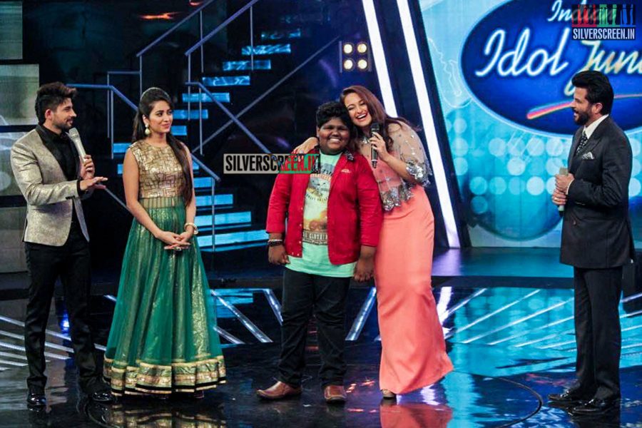 Shruti Haasan and Sonakshi Sinha at Indian Idol Set