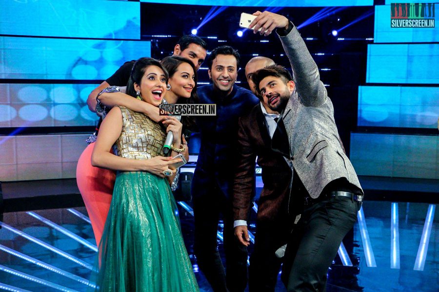 Shruti Haasan and Sonakshi Sinha at Indian Idol Set