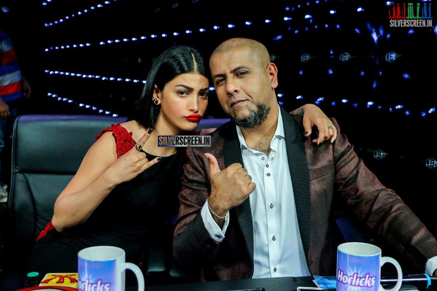 Shruti Haasan and Sonakshi Sinha at Indian Idol Set