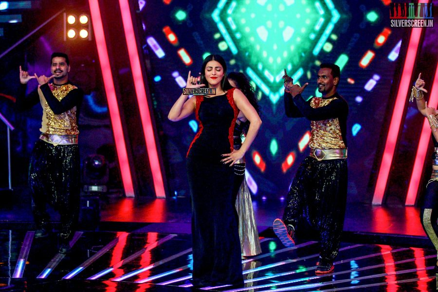 Shruti Haasan and Sonakshi Sinha at Indian Idol Set