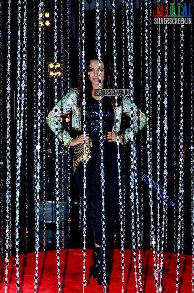 Sonakshi Sinha performs on Indian Idol Junior sets