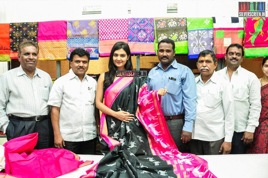 Neha Deshpande Launches IKAT Art Mela