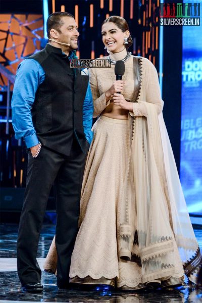 Salman Khan and Sonam Kapoor Promote Prem Ratan Dhan Payo in Bigg Boss 9