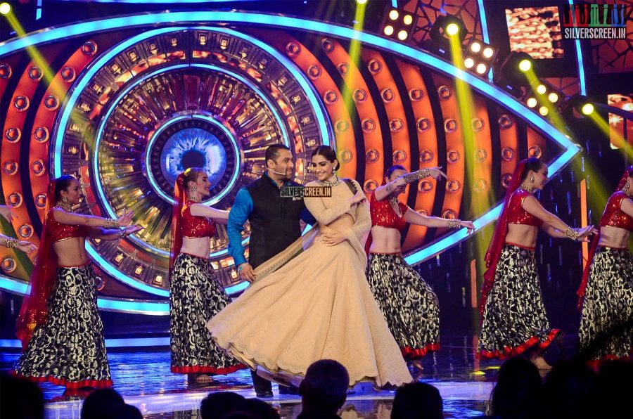 Salman Khan and Sonam Kapoor Promote Prem Ratan Dhan Payo in Bigg Boss 9