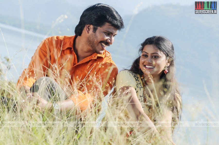 Paakkanum Pola Irukku Movie Stills