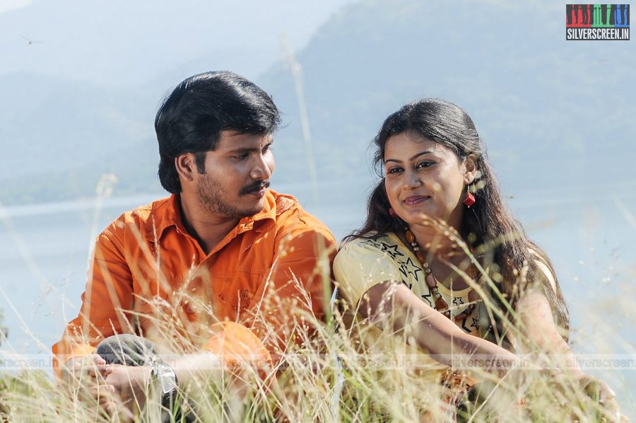 Paakkanum Pola Irukku Movie Stills