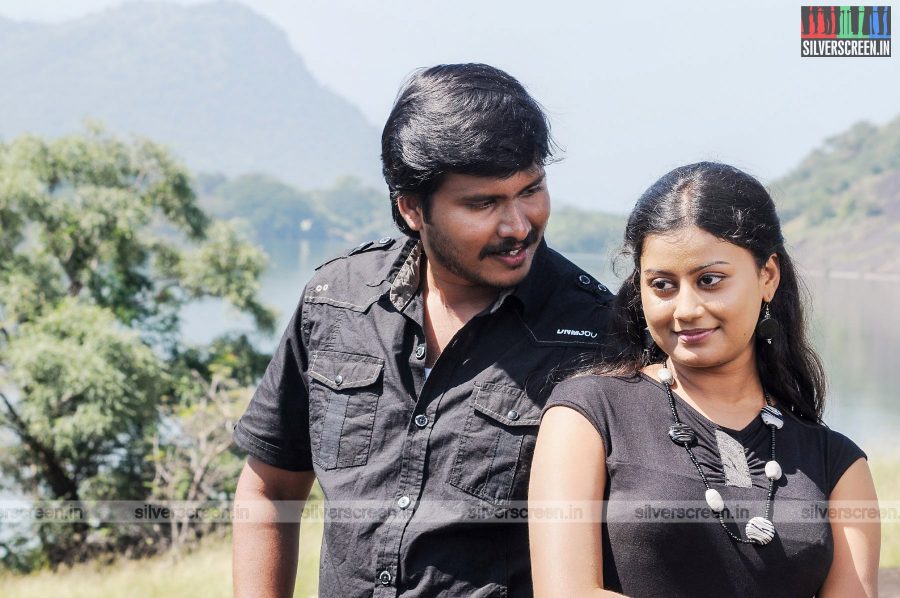 Paakkanum Pola Irukku Movie Stills