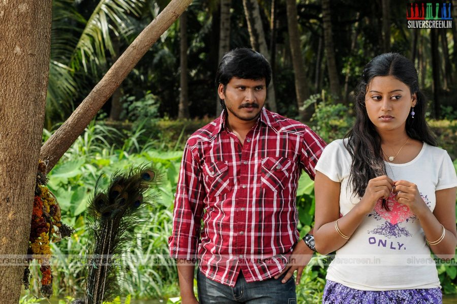 Paakkanum Pola Irukku Movie Stills