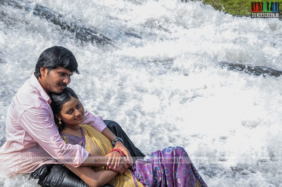 Paakkanum Pola Irukku Movie Stills