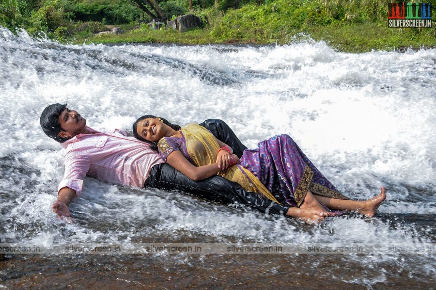 Paakkanum Pola Irukku Movie Stills