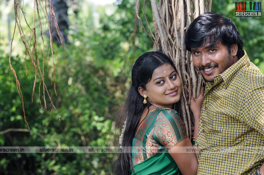 Paakkanum Pola Irukku Movie Stills