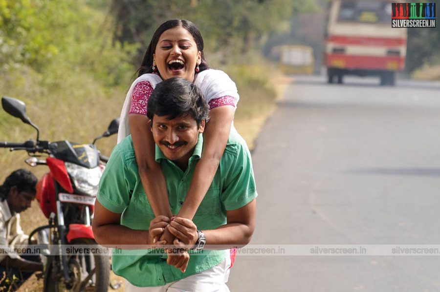 Paakkanum Pola Irukku Movie Stills